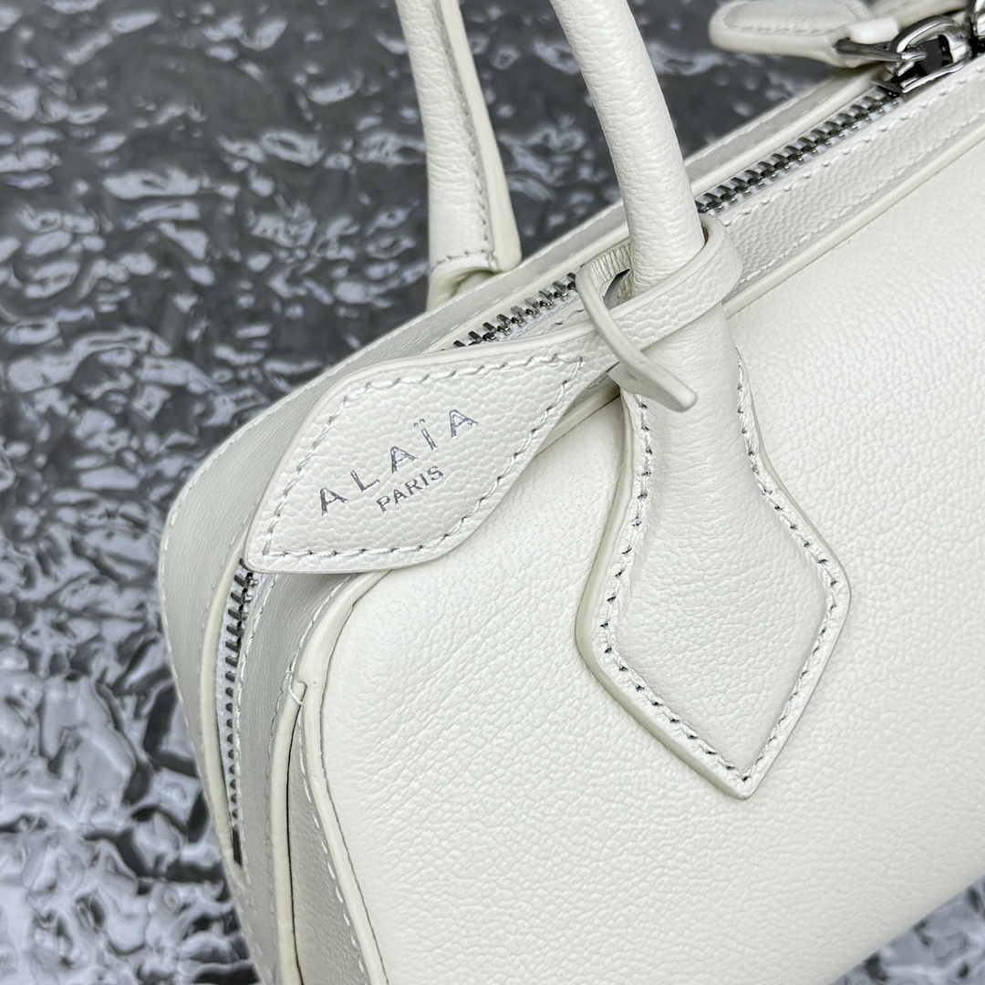 Alaïa Small Le Teckel Shoulder Bag | White Alaia004414