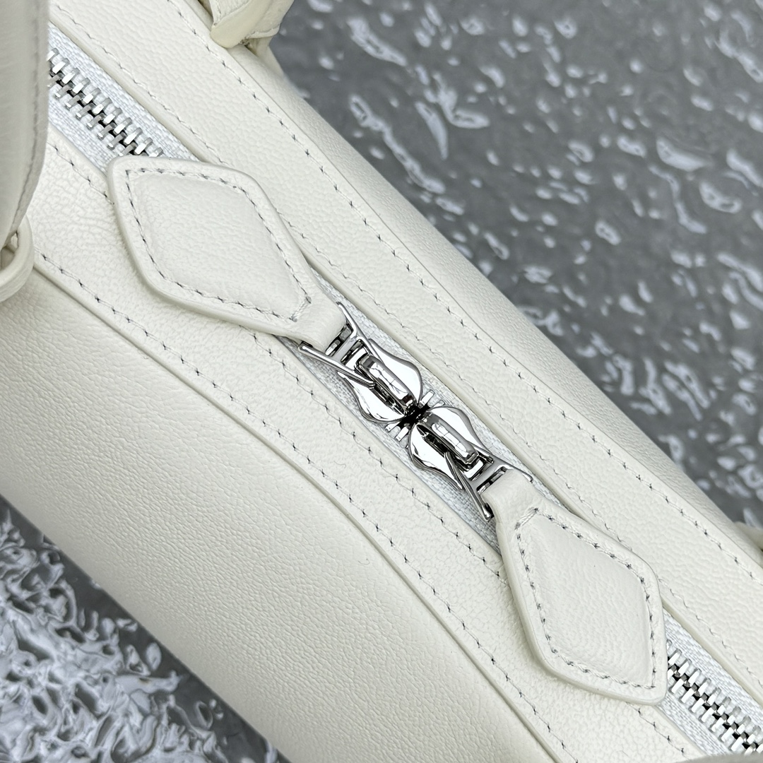 Alaïa Small Le Teckel Shoulder Bag | White Alaia004414