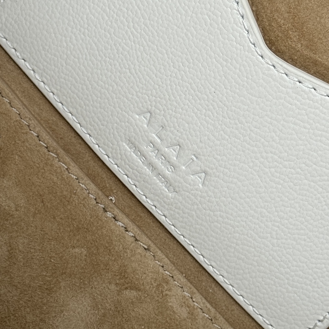 Alaïa Small Le Teckel Shoulder Bag | White Alaia004414
