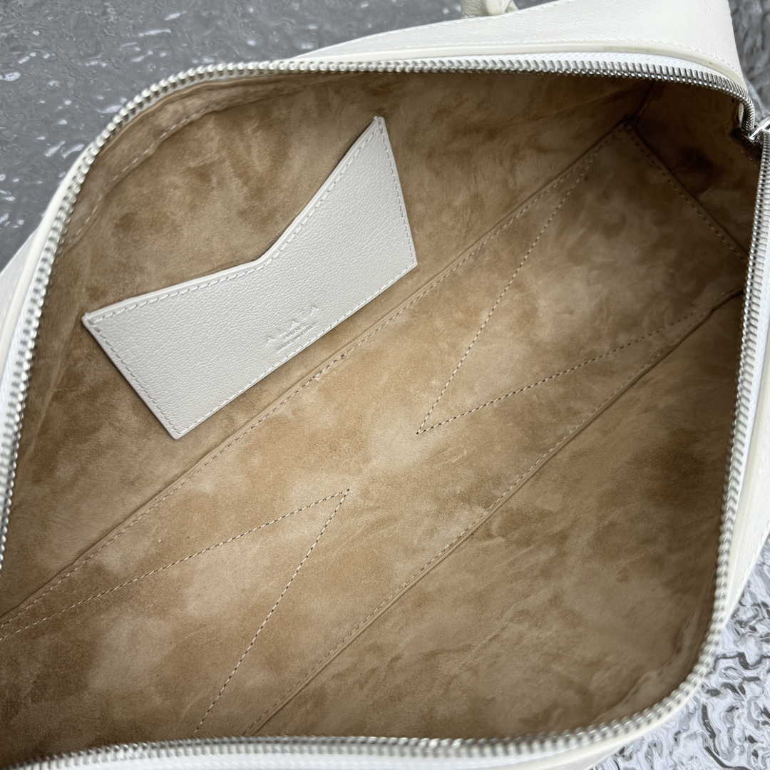 ALAÏA White Medium Goatskin Le Teckel Shoulder Bag Leather - Joli Closet