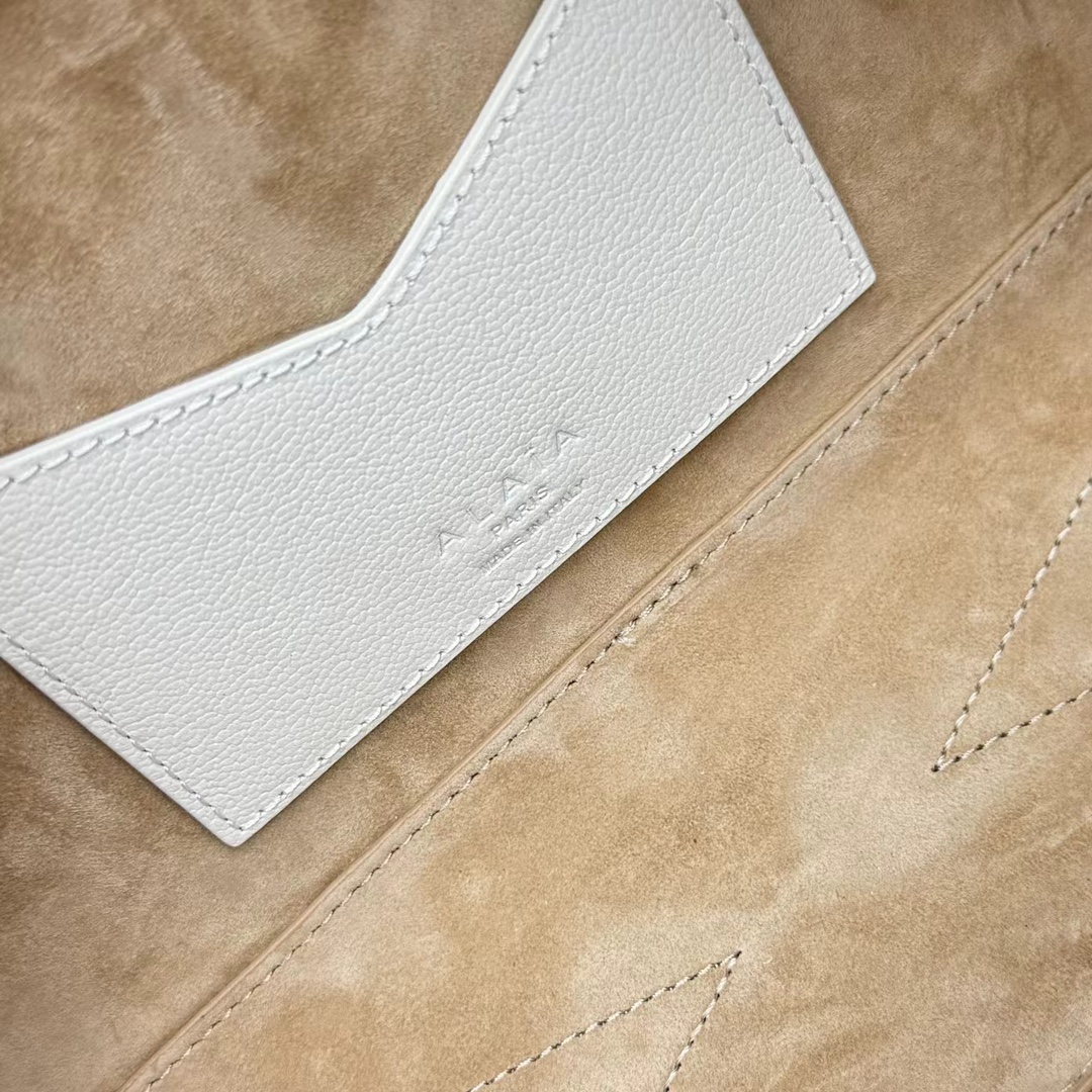 ALAÏA White Medium Goatskin Le Teckel Shoulder Bag Leather - Joli Closet