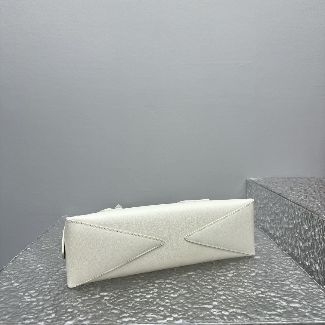 ALAÏA White Medium Goatskin Le Teckel Shoulder Bag Leather - Joli Closet