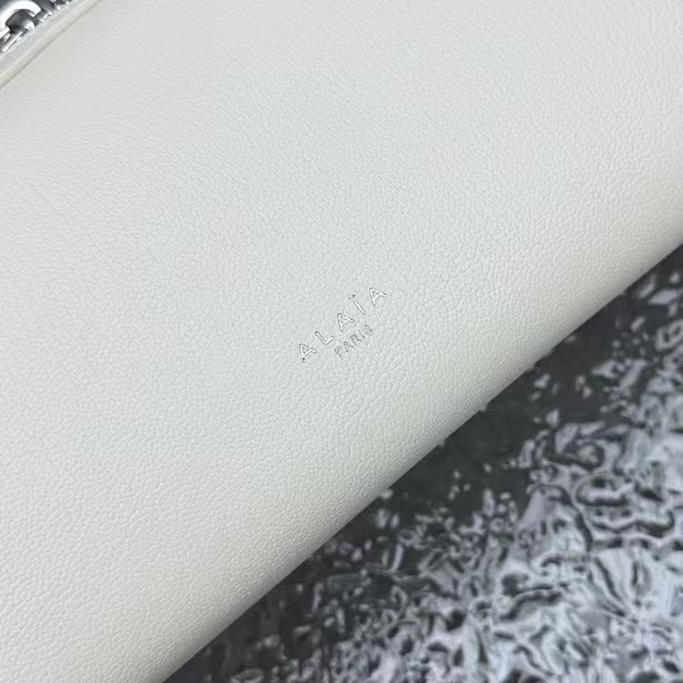 ALAÏA White Medium Goatskin Le Teckel Shoulder Bag Leather - Joli Closet