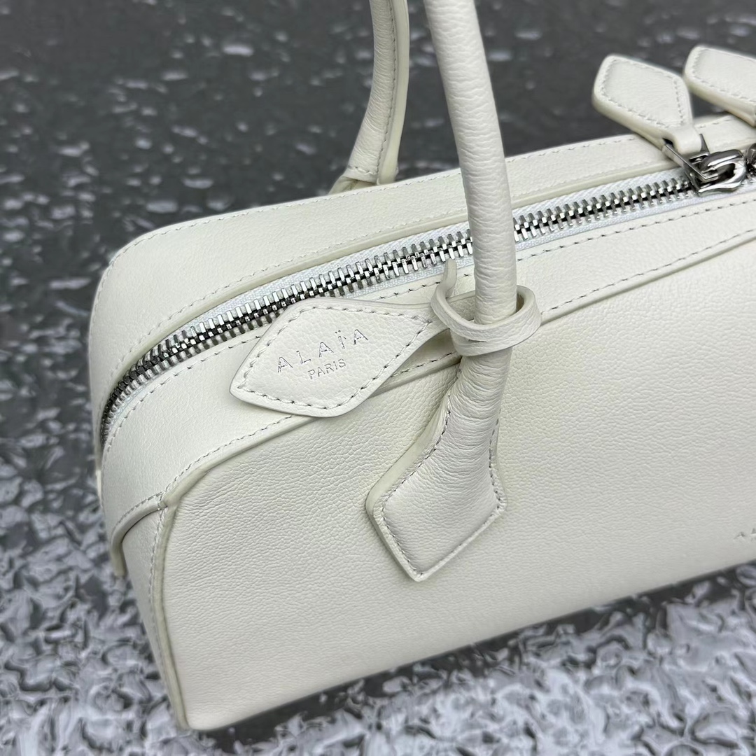 ALAÏA White Medium Goatskin Le Teckel Shoulder Bag Leather - Joli Closet