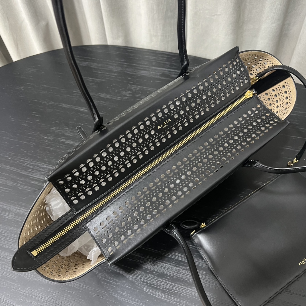 Alaïa "Neo Mina 32" Shoulder Bag in Black