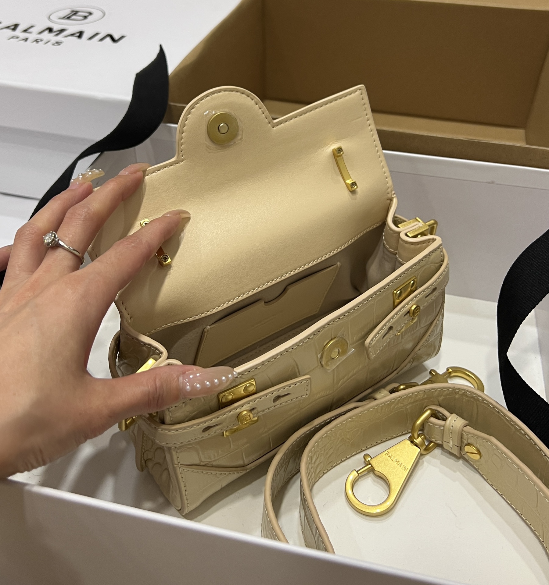 B-Buzz 19 Crossbody - Balmain - Leather - Beige