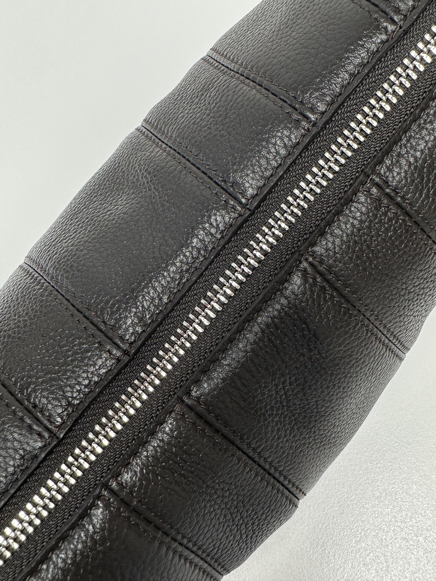 LEMAIRE Medium Croissant Leather Shoulder Bag | black