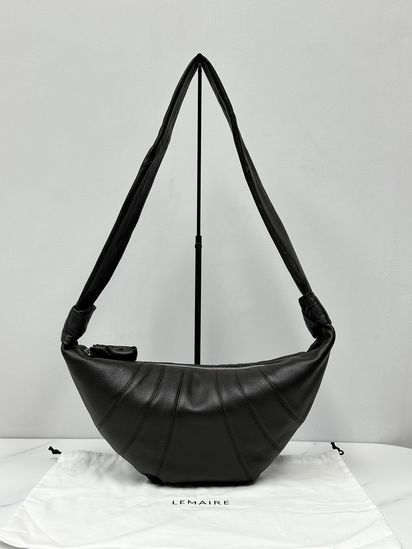 LEMAIRE Medium Croissant Leather Shoulder Bag | black