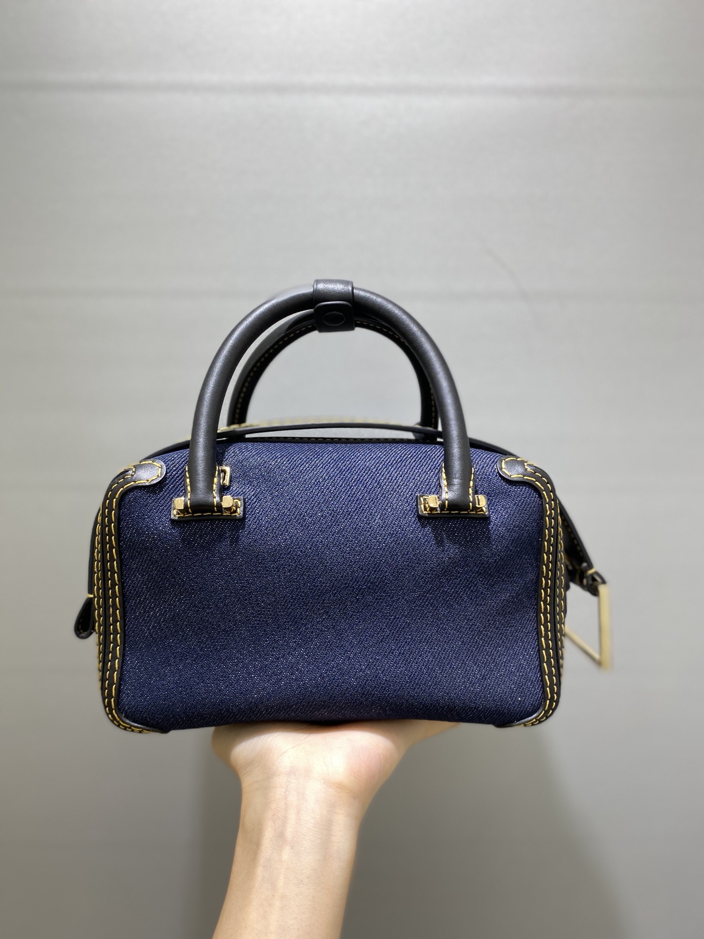Cool Box Nano leather tote bag in blue – Delvaux
