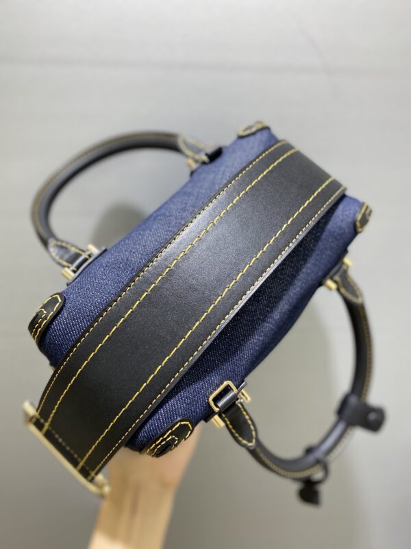 Cool Box Nano leather tote bag in blue - Delvaux