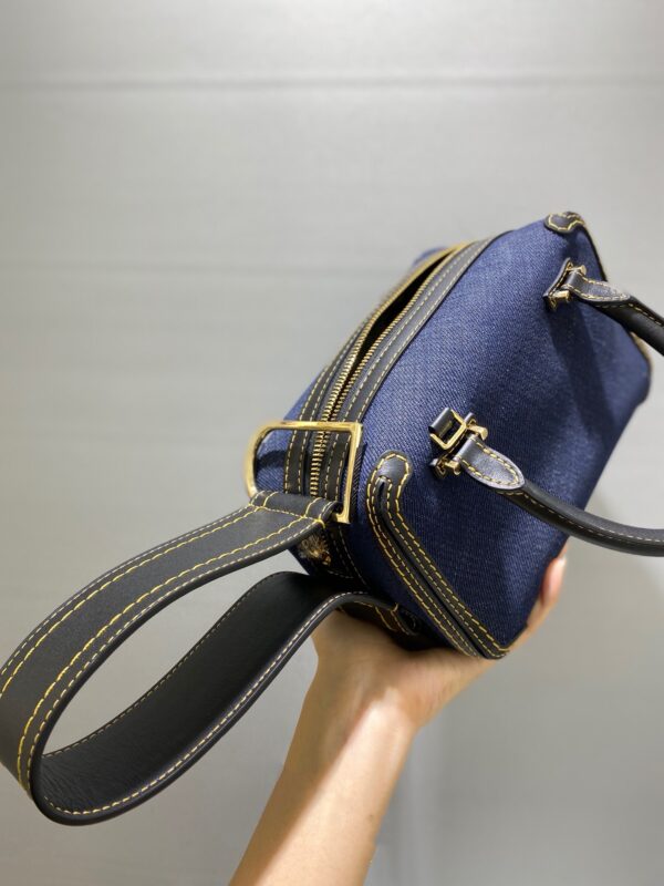 Cool Box Nano leather tote bag in blue - Delvaux