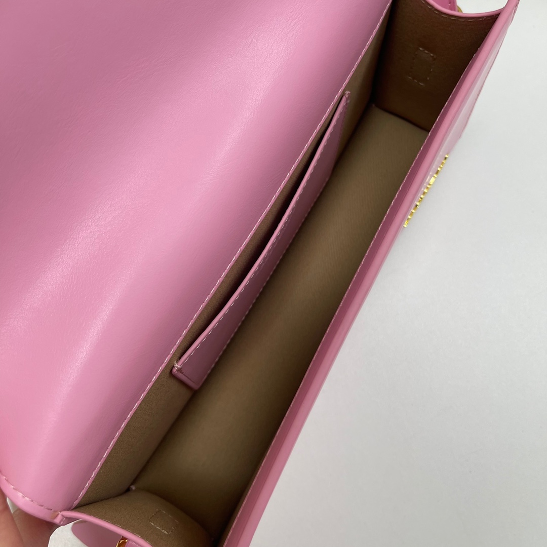 Jacquemus Le Bambino Leather Shoulder Bag in pink-