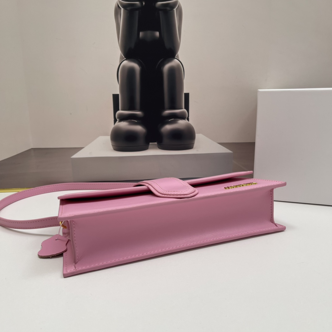 Jacquemus Le Bambino Leather Shoulder Bag in pink-