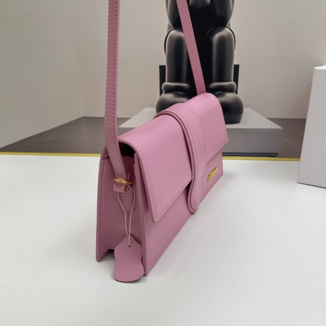 Jacquemus Le Bambino Leather Shoulder Bag in pink-