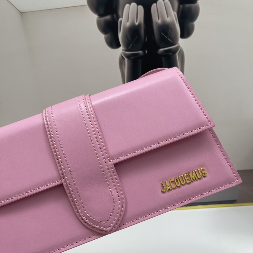 Jacquemus Le Bambino Leather Shoulder Bag in pink-