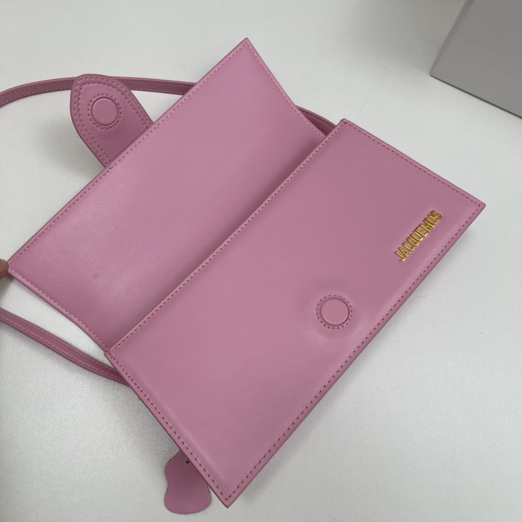 Jacquemus Le Bambino Leather Shoulder Bag in pink-