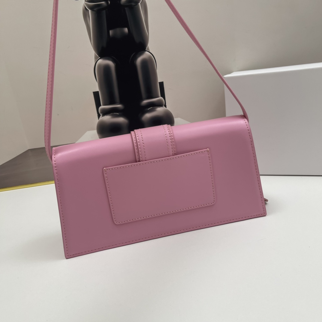 Jacquemus Le Bambino Leather Shoulder Bag in pink-