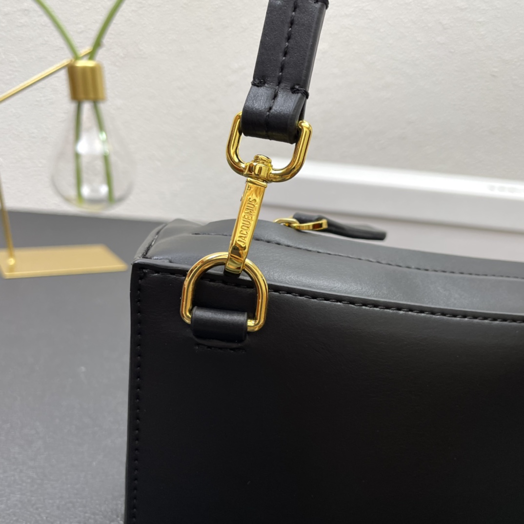 Le bomba leather handbag Jacquemus black in Leather -