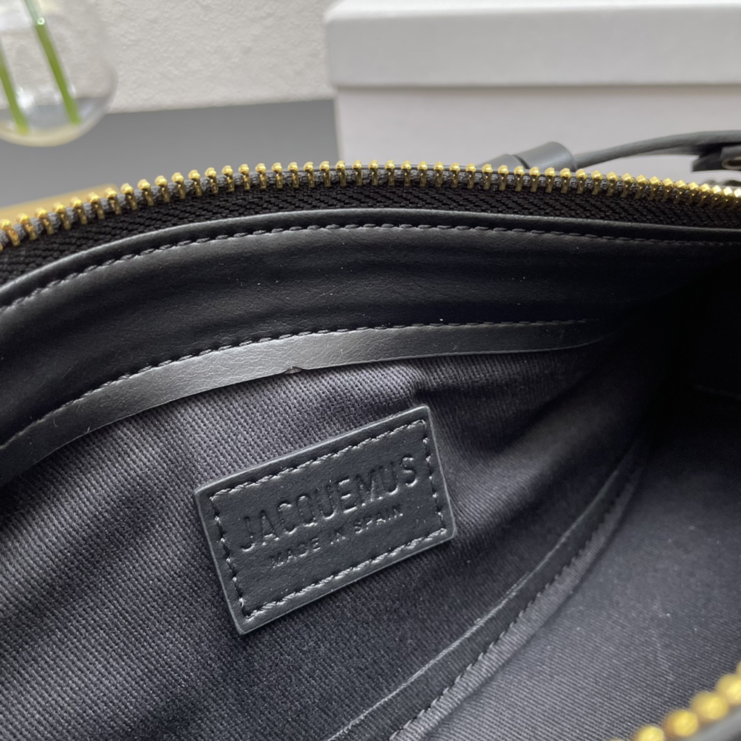Le bomba leather handbag Jacquemus black in Leather -