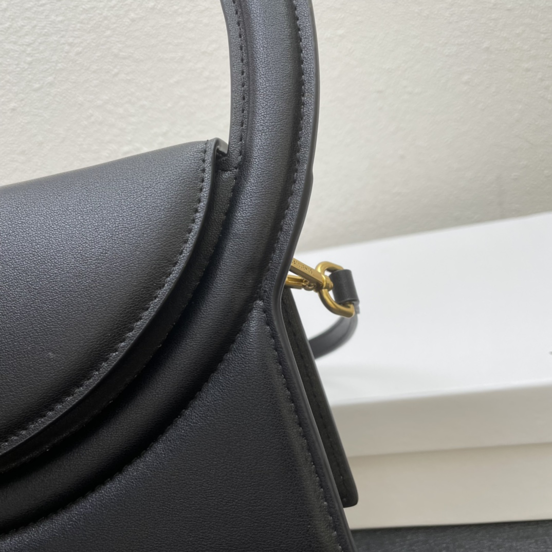 Jacquemus Le Sac Rond Leather Shoulder Bag In Black