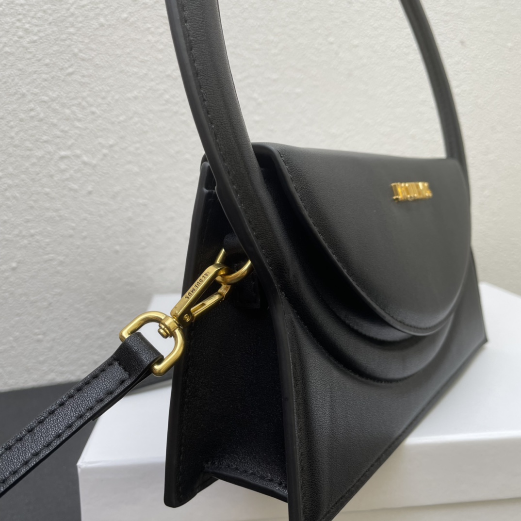 Jacquemus Le Sac Rond Leather Shoulder Bag In Black