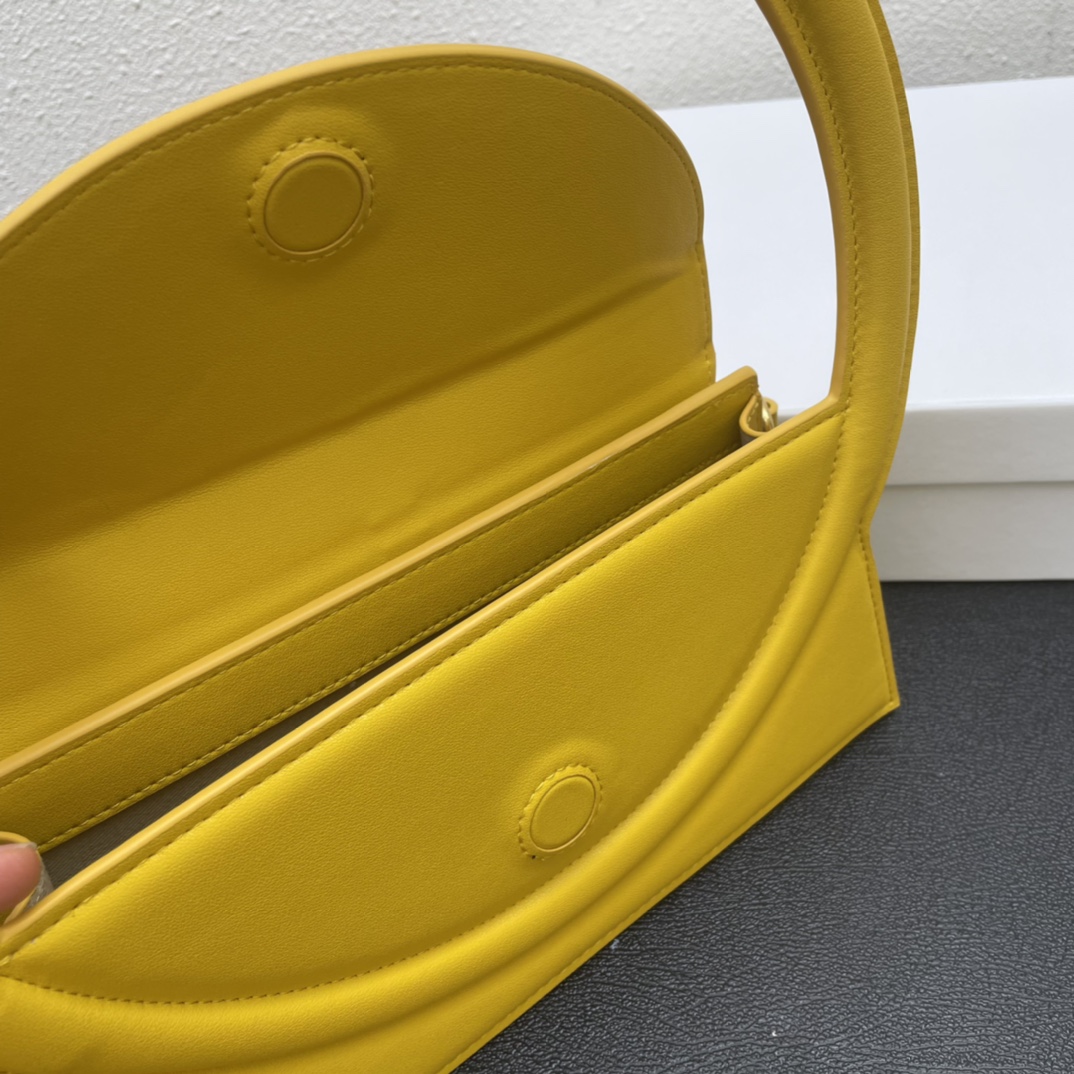Jacquemus Le Sac Rond Leather Shoulder Bag In yellow