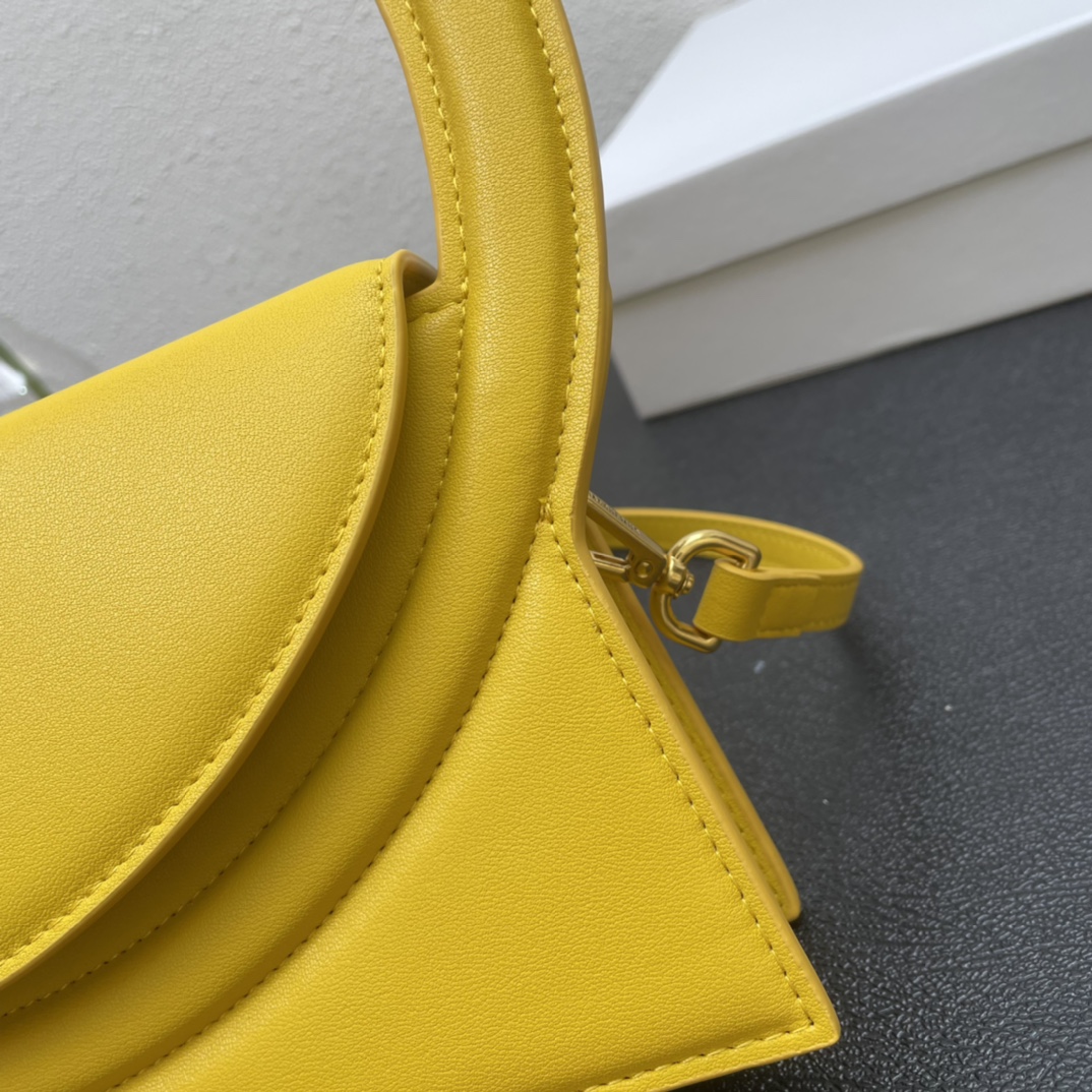Jacquemus Le Sac Rond Leather Shoulder Bag In yellow