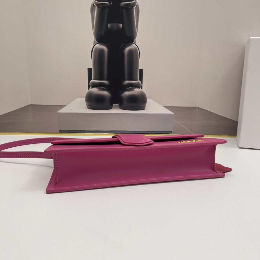 Le Bambino Jacquemus fuchsia leather shoulder bag in pink