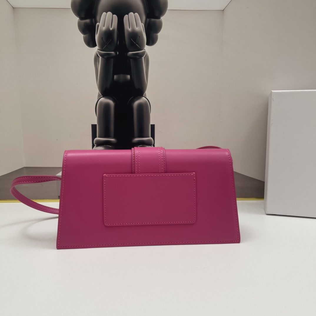 Le Bambino Jacquemus fuchsia leather shoulder bag in pink
