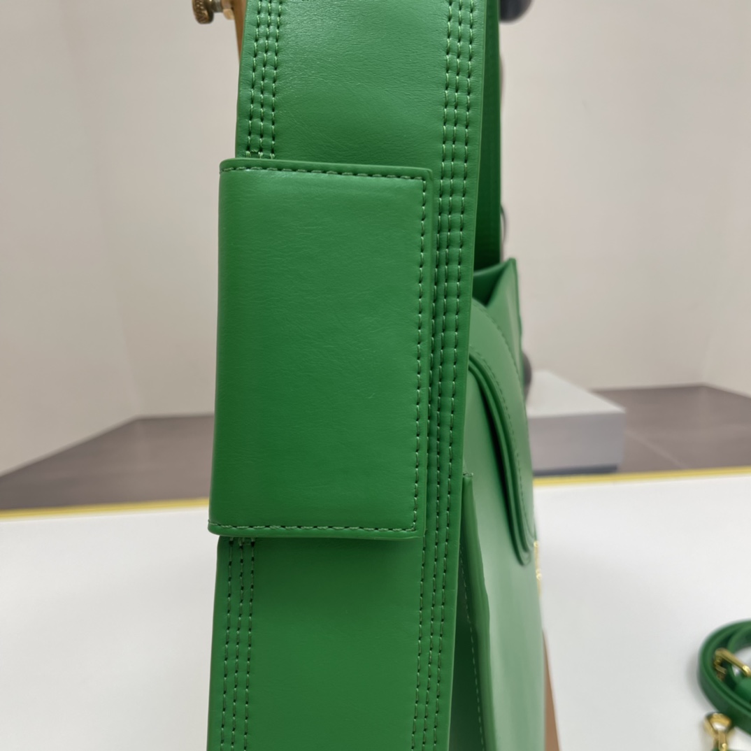 Jacquemus green Leather Le Bambino 24 Shoulder Bag