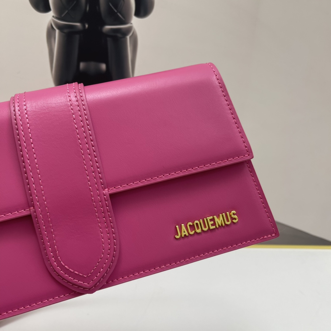 Le Bambino Jacquemus fuchsia leather shoulder bag in pink