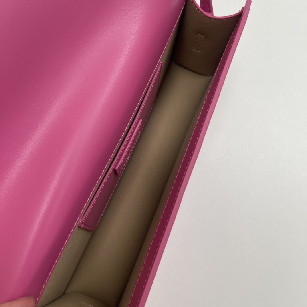 Le Bambino Jacquemus fuchsia leather shoulder bag in pink