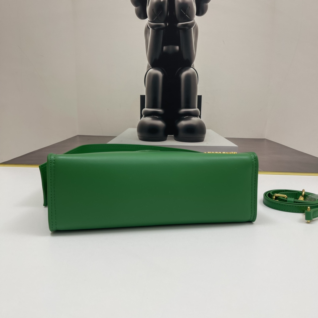 Jacquemus green Leather Le Bambino 24 Shoulder Bag