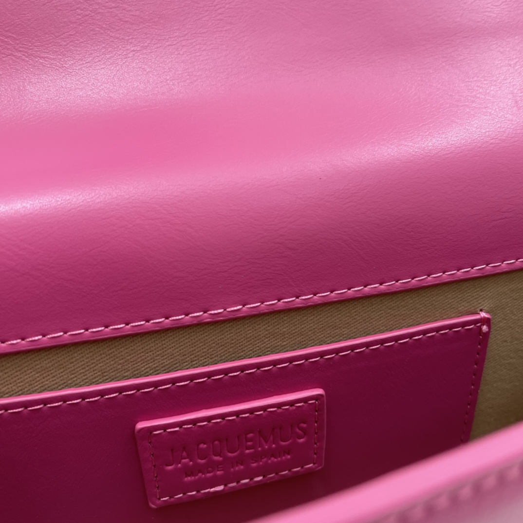 Le Bambino Jacquemus fuchsia leather shoulder bag in pink
