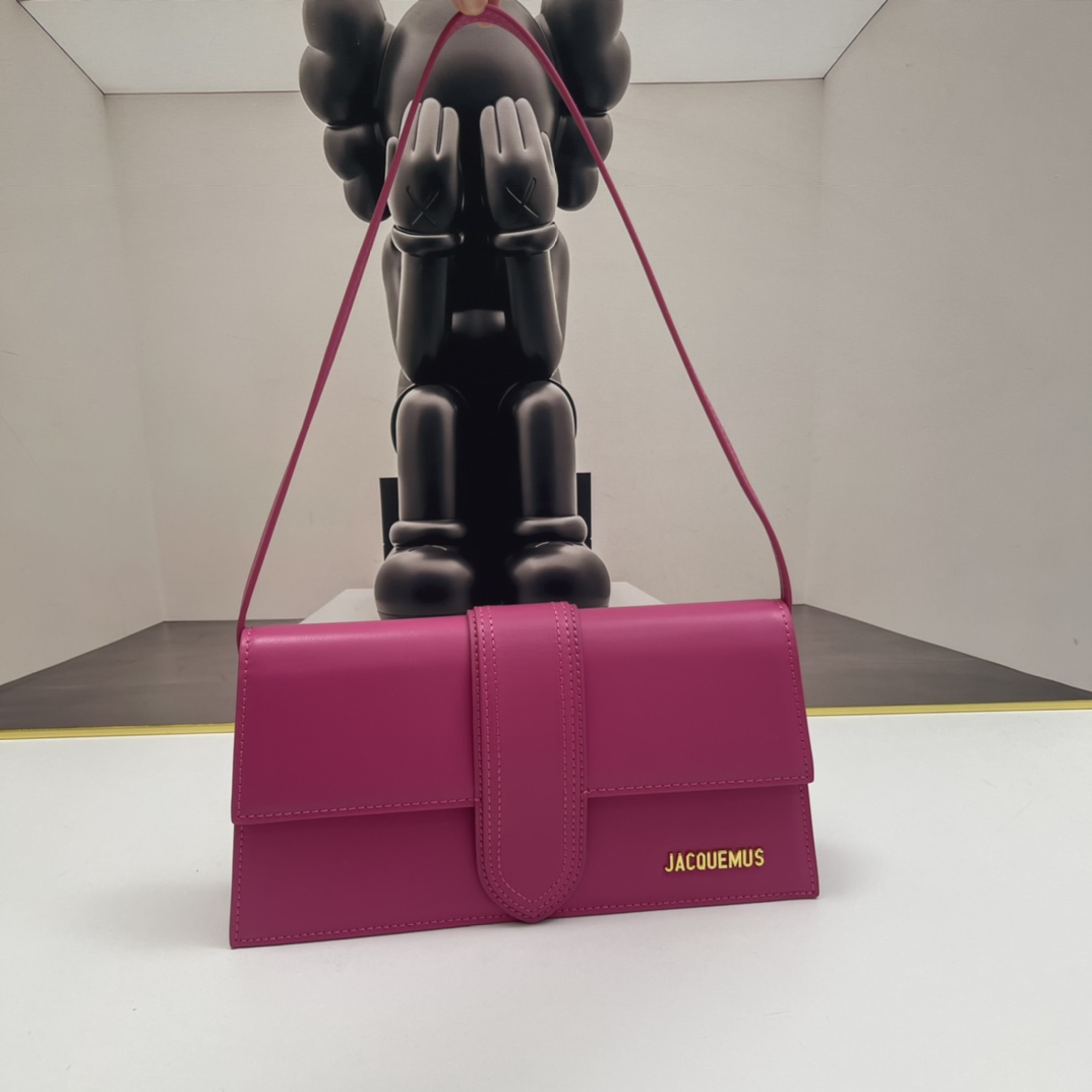 Le Bambino Jacquemus fuchsia leather shoulder bag in pink