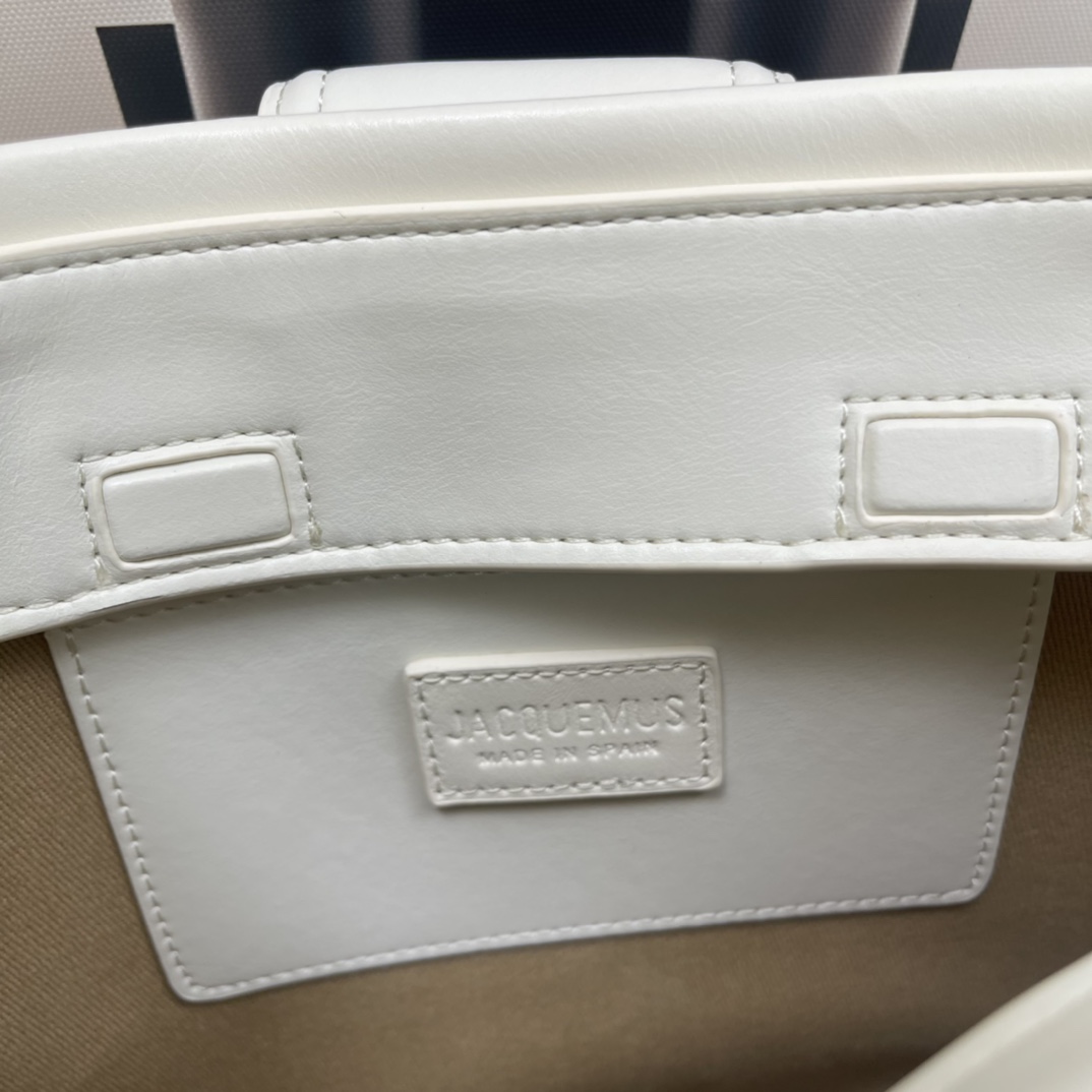 Jacquemus white Leather Le Bambino 24 Shoulder Bag