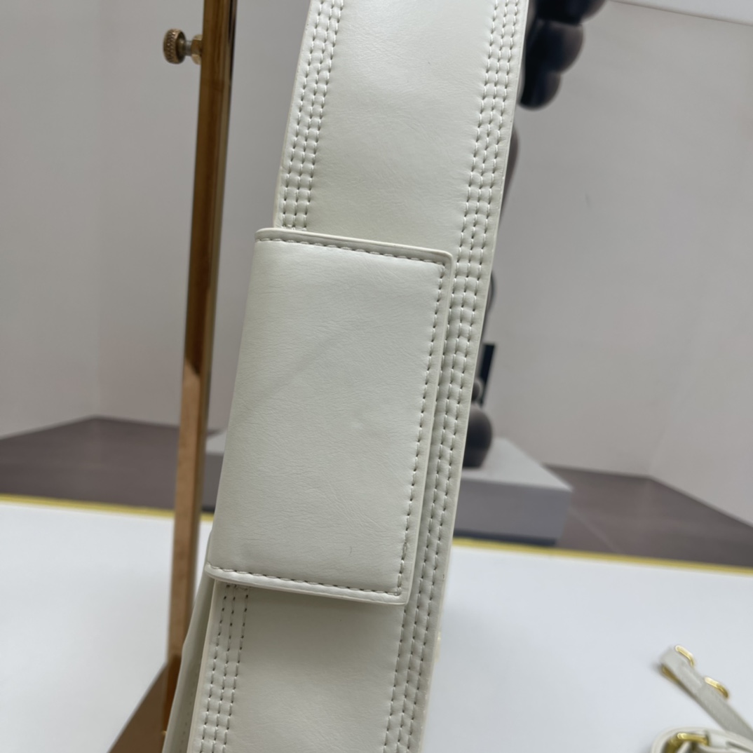 Jacquemus white Leather Le Bambino 24 Shoulder Bag