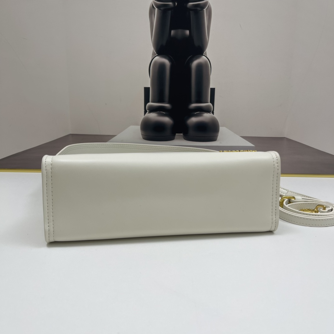 Jacquemus white Leather Le Bambino 24 Shoulder Bag