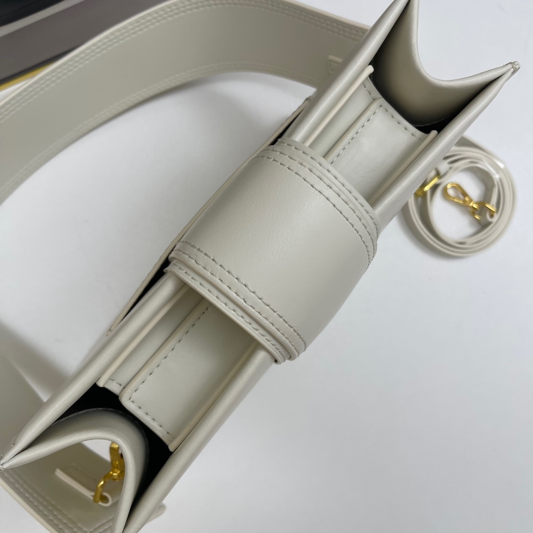 Jacquemus white Leather Le Bambino 24 Shoulder Bag