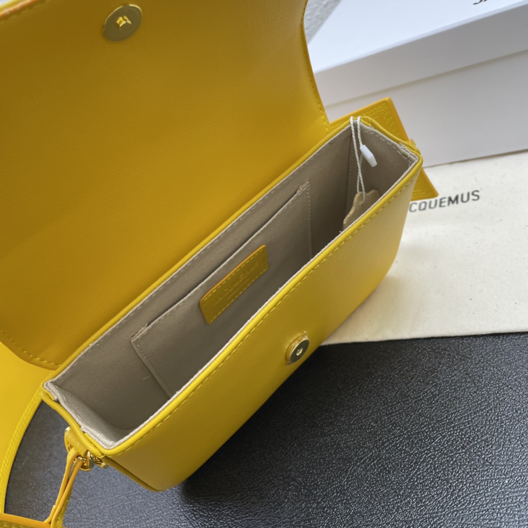Jacquemus Pre-Owned 2021-2024 Calfskin Le Carinu bag in yellow
