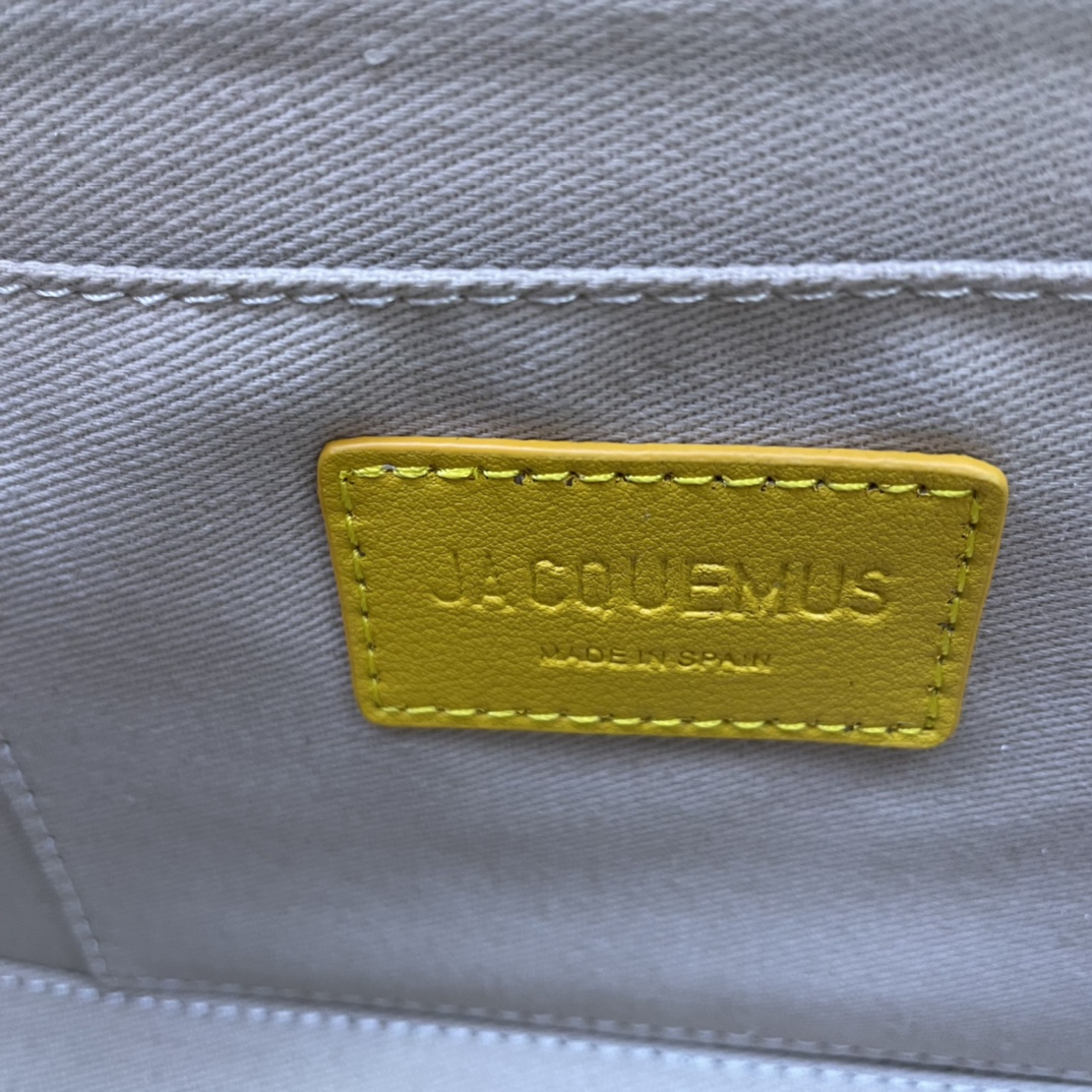 Jacquemus Pre-Owned 2021-2024 Calfskin Le Carinu bag in yellow