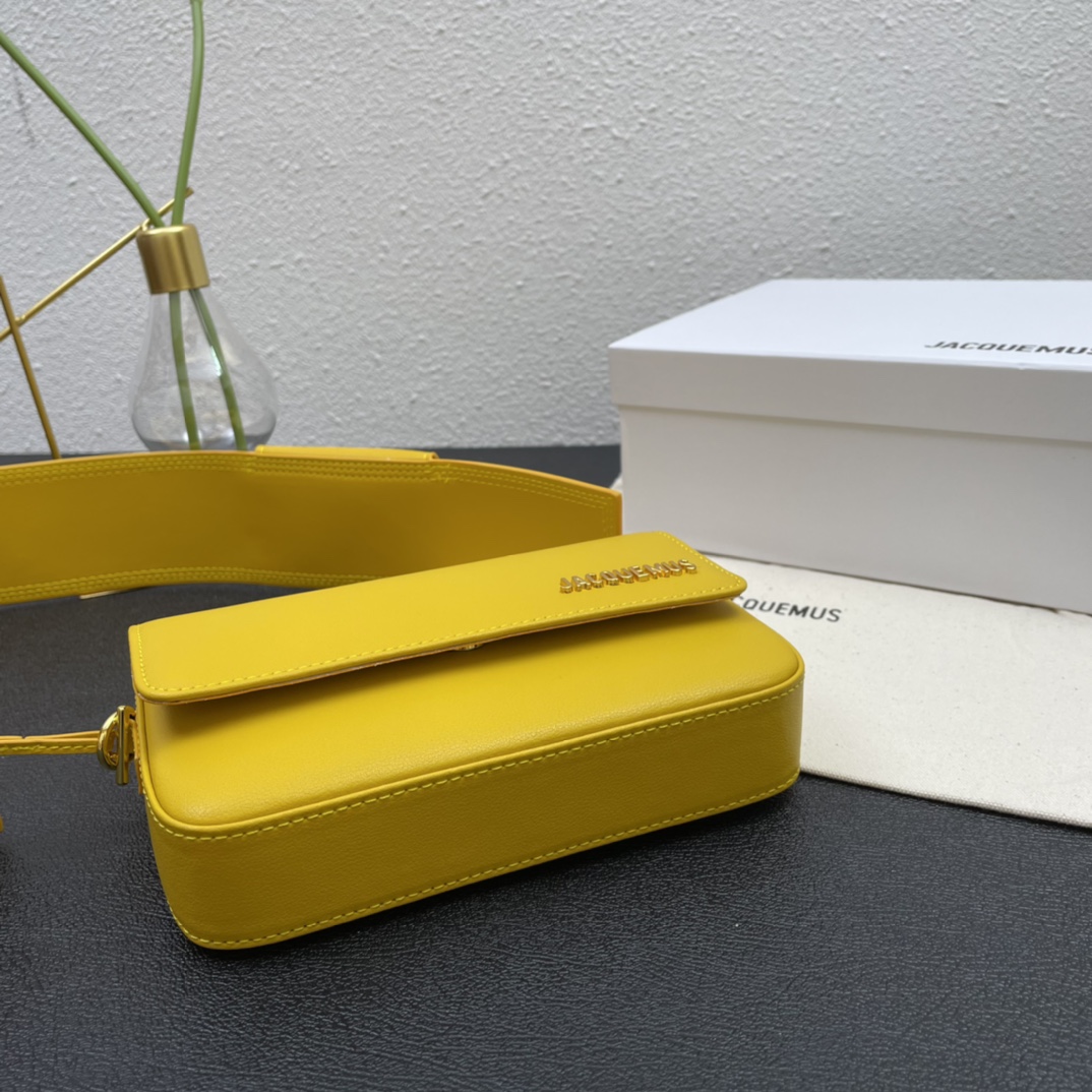 Jacquemus Pre-Owned 2021-2024 Calfskin Le Carinu bag in yellow
