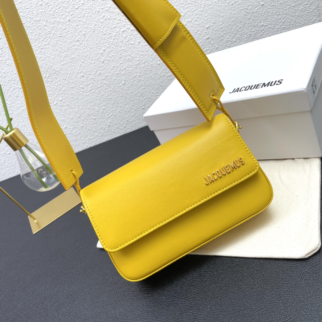 Jacquemus Pre-Owned 2021-2024 Calfskin Le Carinu bag in yellow