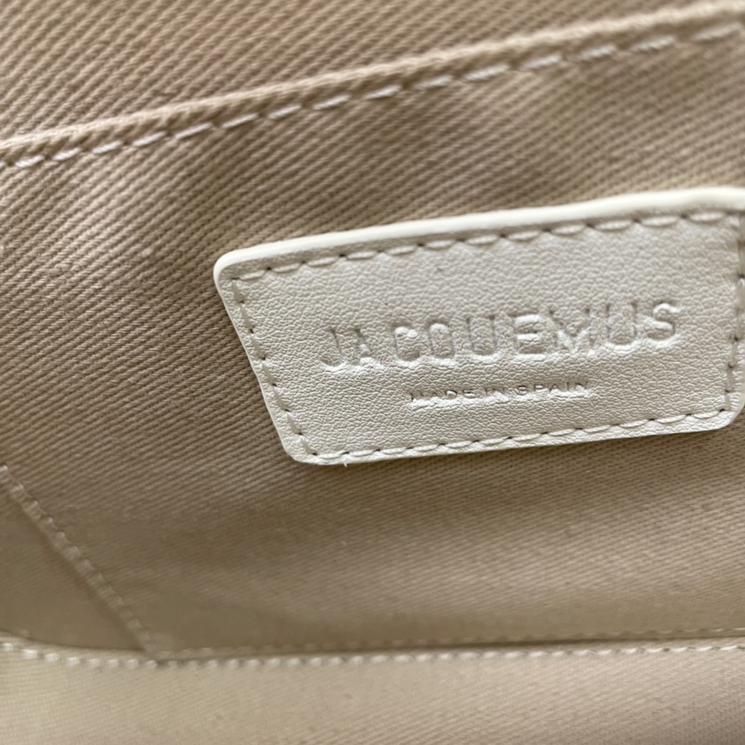 Jacquemus Pre-Owned 2021-2024 Calfskin Le Carinu bag in white