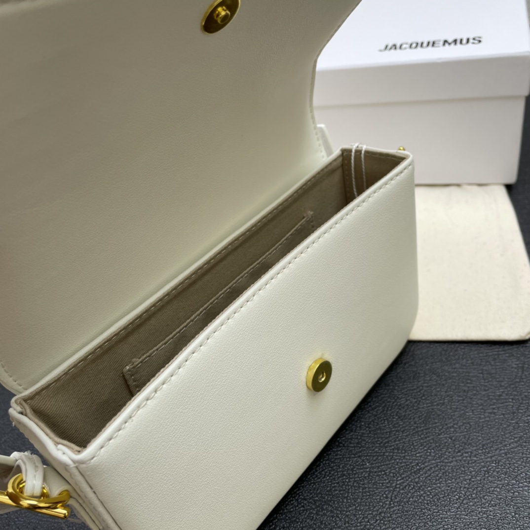 Jacquemus Pre-Owned 2021-2024 Calfskin Le Carinu bag in white