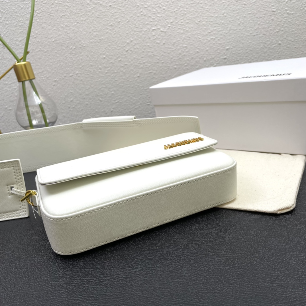 Jacquemus Pre-Owned 2021-2024 Calfskin Le Carinu bag in white
