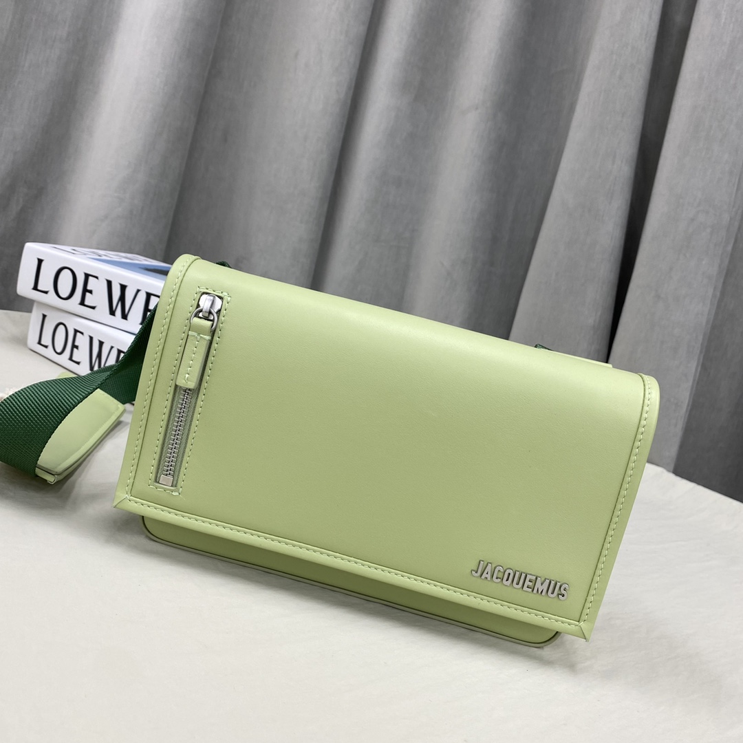 JACQUEMUS Le Messageru Logo-Plaque Leather Cross-Body Bag in LIGHTGREEN |