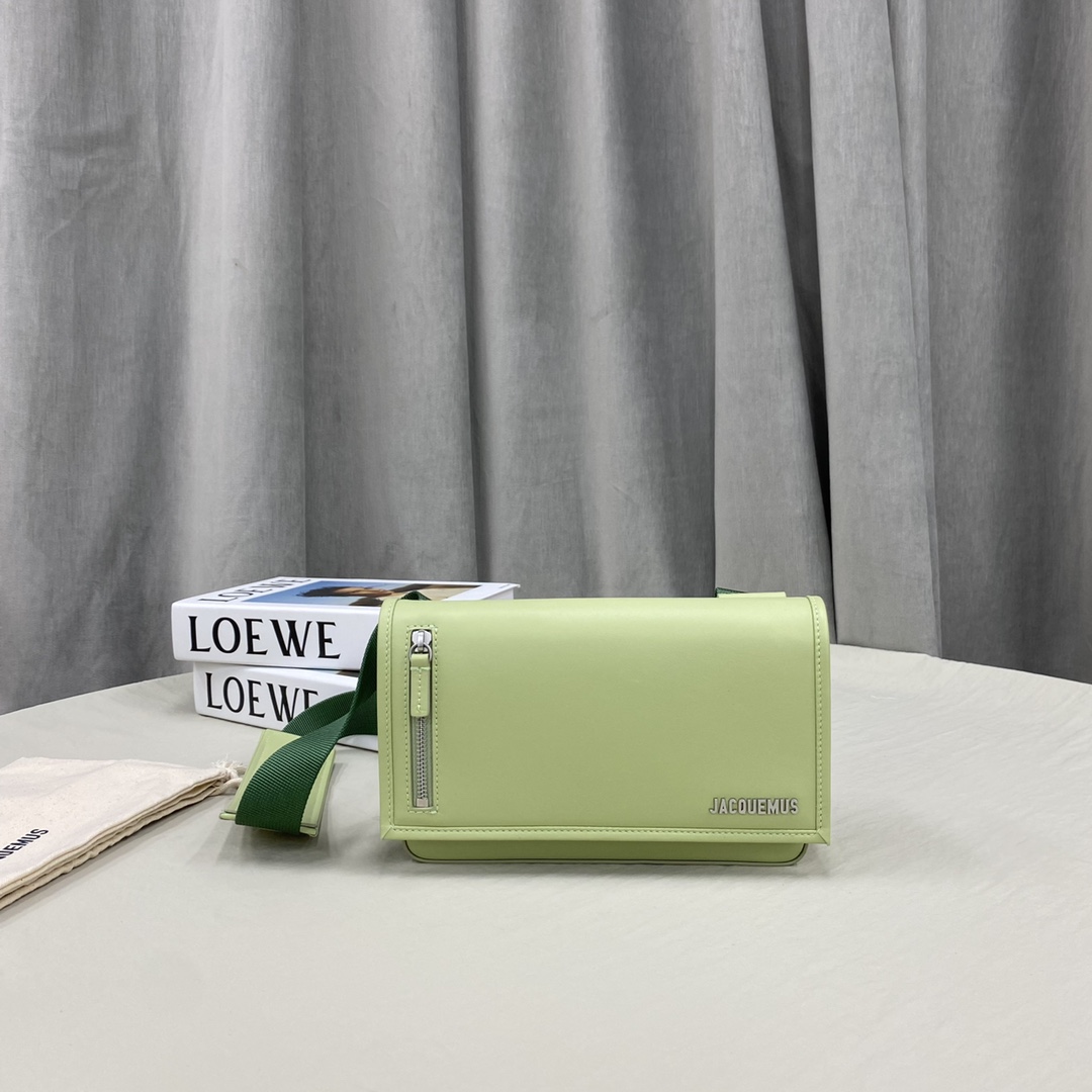 JACQUEMUS Le Messageru Logo-Plaque Leather Cross-Body Bag in LIGHTGREEN |