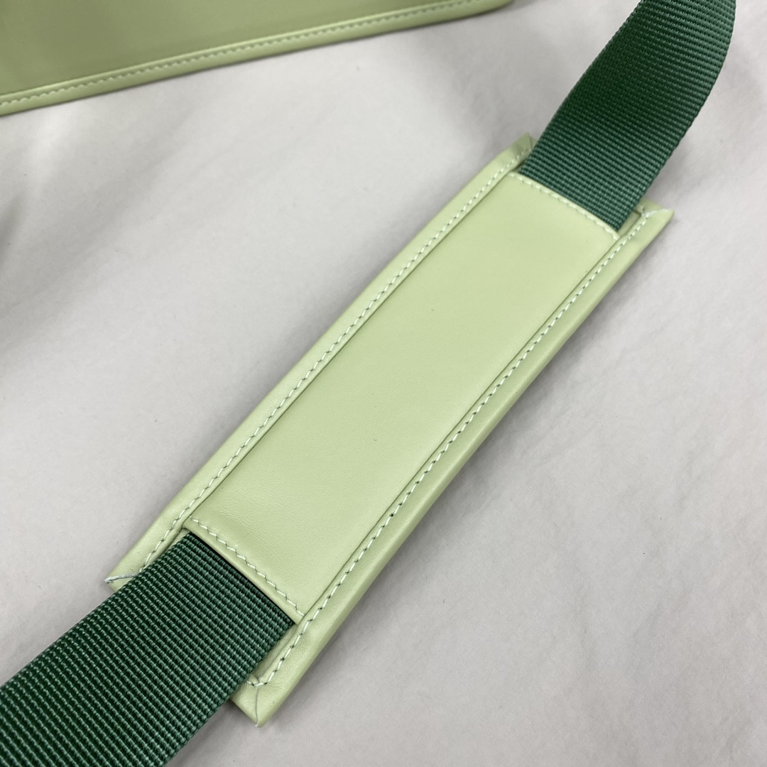 JACQUEMUS Le Messageru Logo-Plaque Leather Cross-Body Bag in LIGHTGREEN |