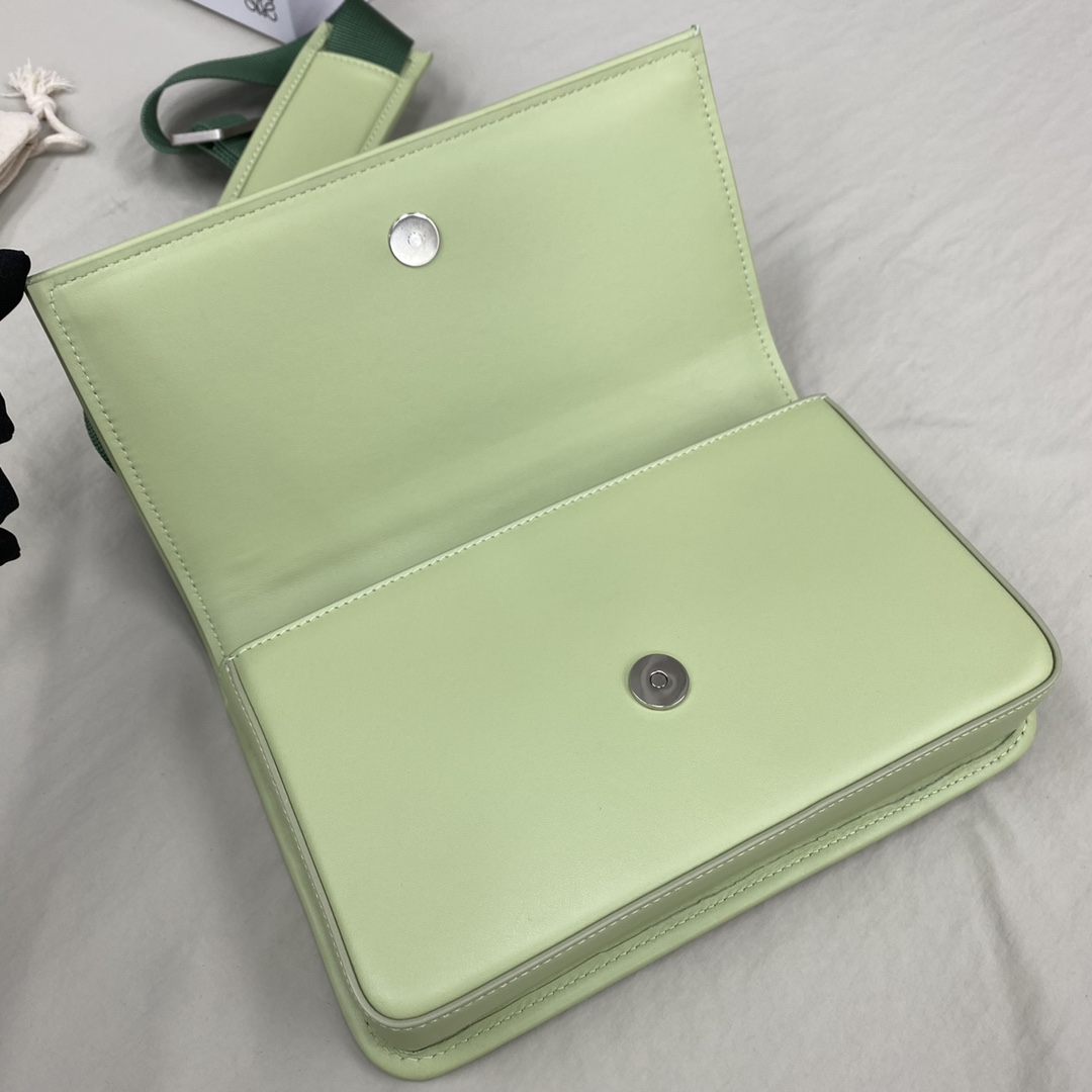 JACQUEMUS Le Messageru Logo-Plaque Leather Cross-Body Bag in LIGHTGREEN |